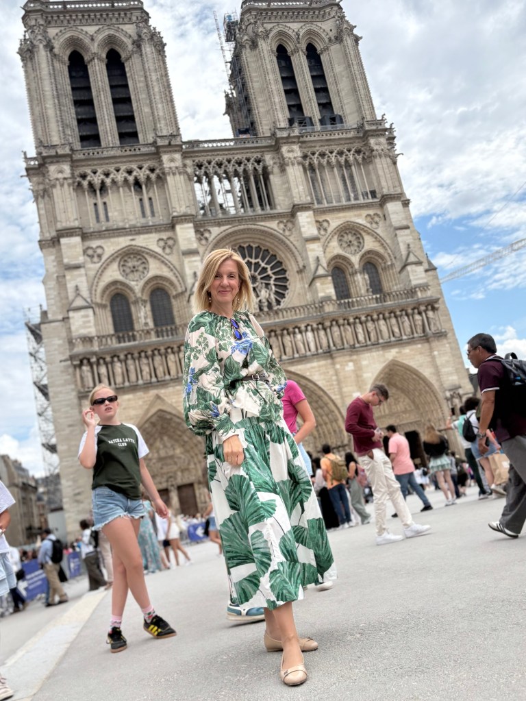 Autorka ispred katedrale Notr Dame, Pariz