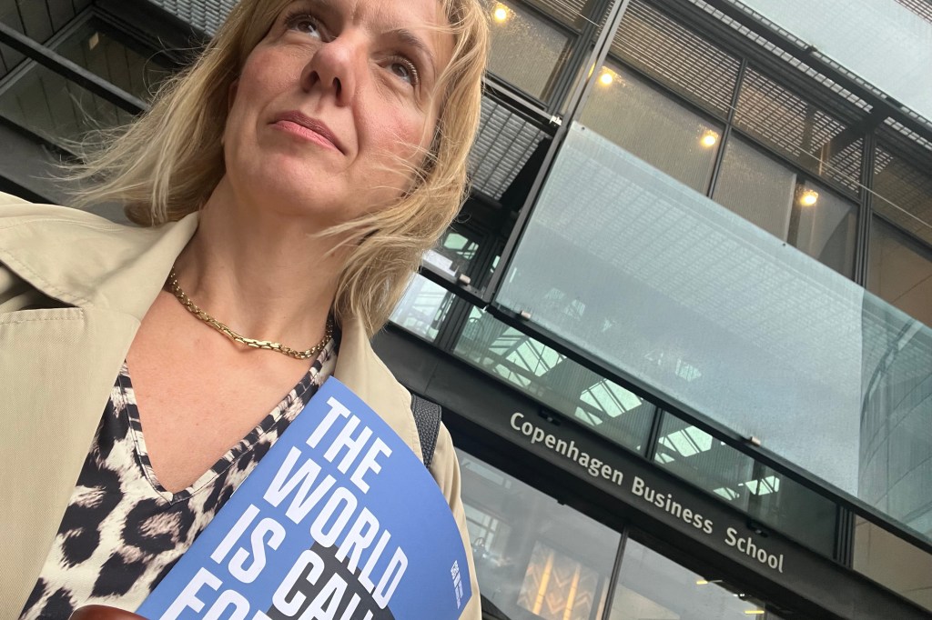 Autorka stoji ispred Copenhagen Business School