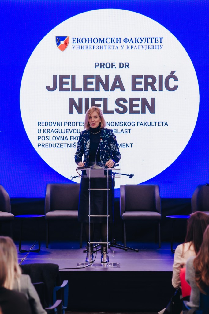 Autorka Jelena Eric Nielsen govori na konferenciji za govornicom