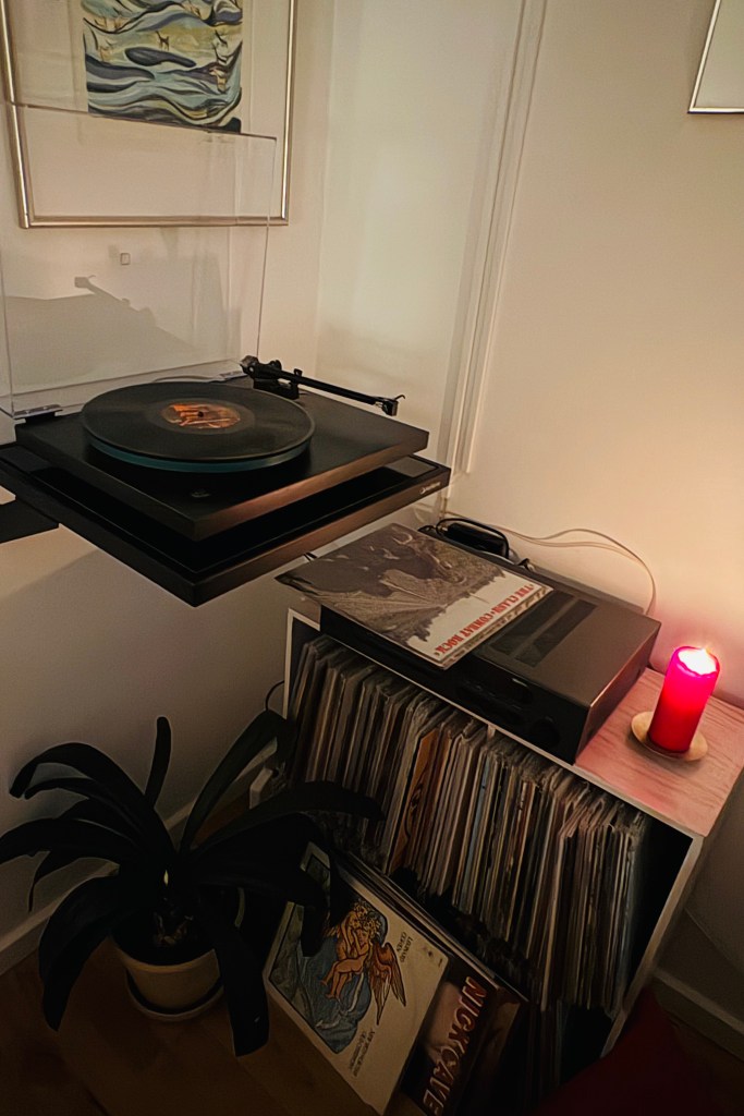 Gramofon i ploče, uz svetlo sveće
